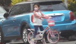 娱乐吃瓜酱骑车摔倒